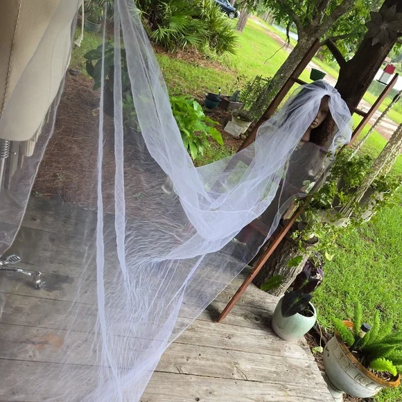 White Trailing Extra-long Tulle Veil - Picture 6 of 11